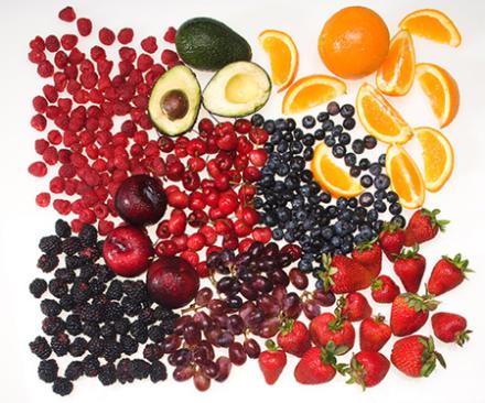 Black plums, blackberries, raspberries, strawberries, sweet cherries, avocado, navel orange, and red grapes. 