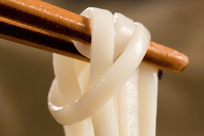 Cooked white wheat Asian noodles 